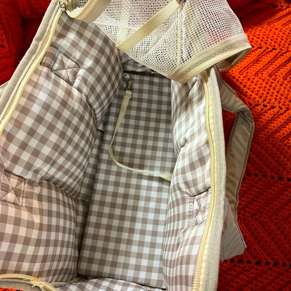 NWNT Onecute pet carrier,holds 1 small dog,3 spots for toys on front,2 on back - Picture 3 of 3